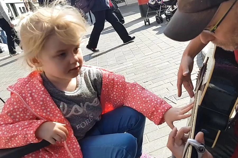 Μουσικός παίζει κιθάρα για τυφλό και αυτιστικό κορίτσι – Η αντίδρασή της θα σας κάνει να δακρύσετε (βίντεο)